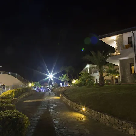 Resort Luzia Agriresort - Piscina Idromassaggio Con Vista Mare Aperta Fino Alle 23-00